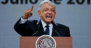 Da AMLO primer informe, adelantado y con acarreados, en el Zócalo