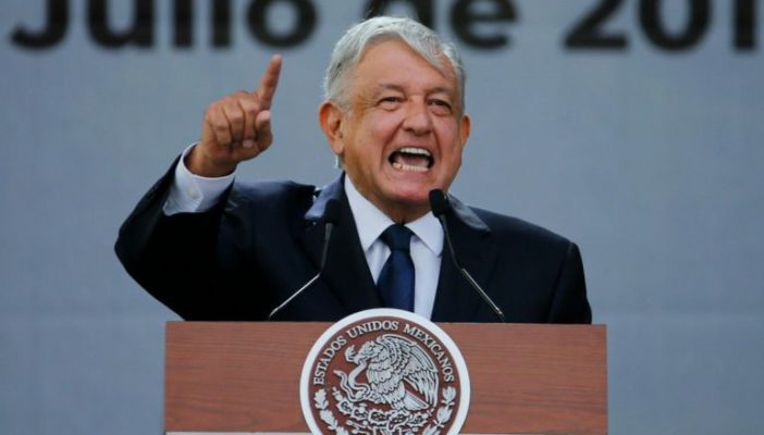 Da AMLO primer informe, adelantado y con acarreados, en el Zócalo