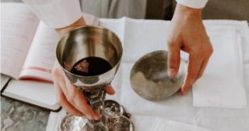 Acusan a pastor de abuso sexual; prometía sacarles al demonio