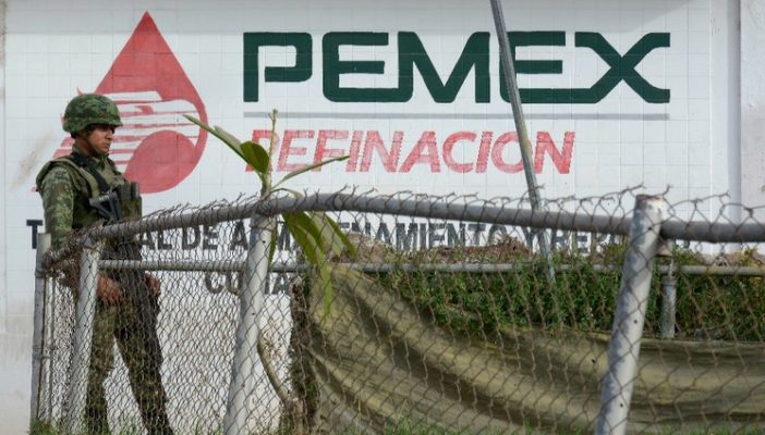 Detienen a exgerente de seguridad de Pemex por vínculos con huachicoleo