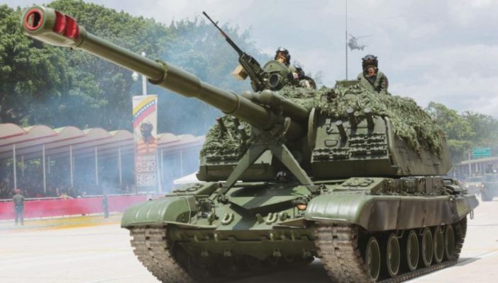 Maduro festeja independencia con los tanques en la calle