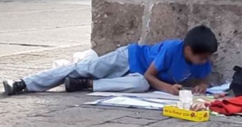 Dan beca a niño que vende dulces en la calle