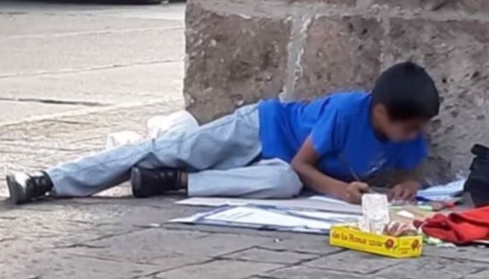 Dan beca a niño que vende dulces en la calle
