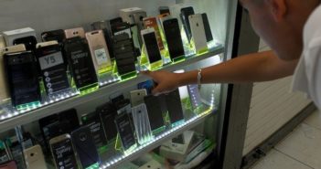 Jalisco va contra venta de celulares en tianguis