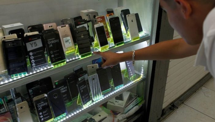 Jalisco va contra venta de celulares en tianguis