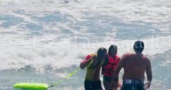 Rescatan a 5 personas del mar en Nuevo Vallarta