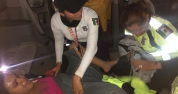 Policías ayudan a mujer en su parto mientras llovía a cántaros en GDL