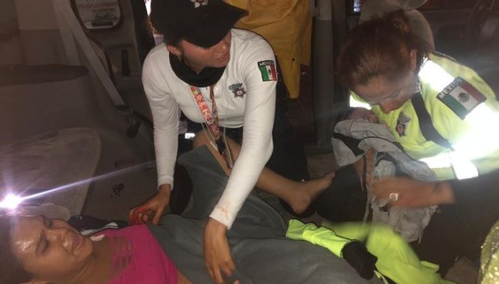 Policías ayudan a mujer en su parto mientras llovía a cántaros en GDL