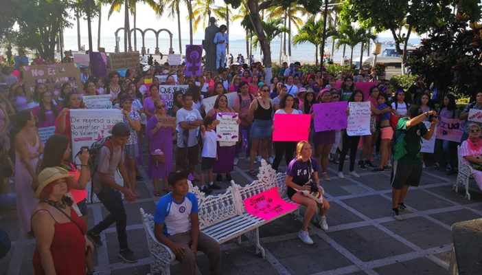 Pacífica y ordenada resultó la manifestación feminista en Puerto Vallarta