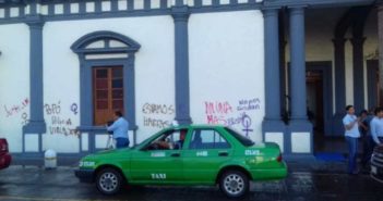 Integrantes del Colectivo Feminista de Nayarit vandalizan Palacio de Gobierno