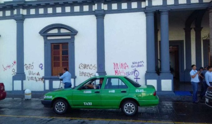 Integrantes del Colectivo Feminista de Nayarit vandalizan Palacio de Gobierno