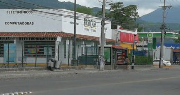 Vuelven las quejas por parabús de macroplaza; no se puede caminar ahí