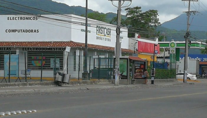 Vuelven las quejas por parabús de macroplaza; no se puede caminar ahí