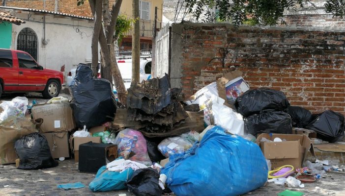 Pitillal se inunda de basura en las barbas del Río