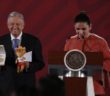 Ana Gabriela le entrega medalla a AMLO por "apoyo" a atletas