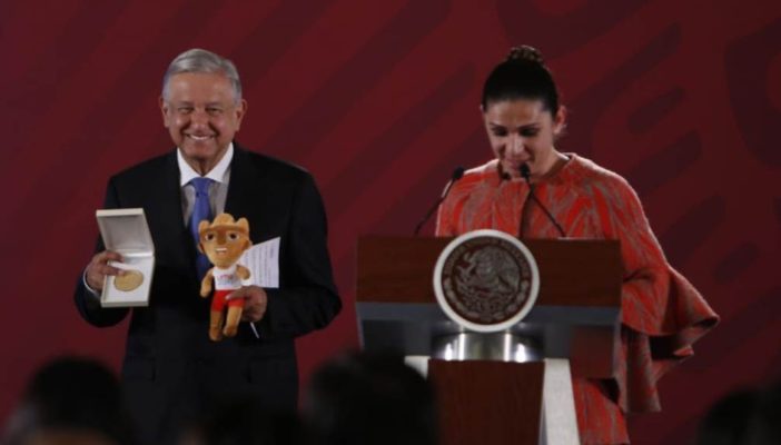 Ana Gabriela le entrega medalla a AMLO por "apoyo" a atletas