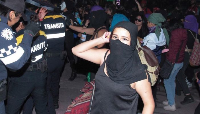 Feministas vandalizaron y agredieron en CDMX por protesta