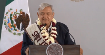 AMLO 'convoca' a médicos jubilados a regresar al sector salud