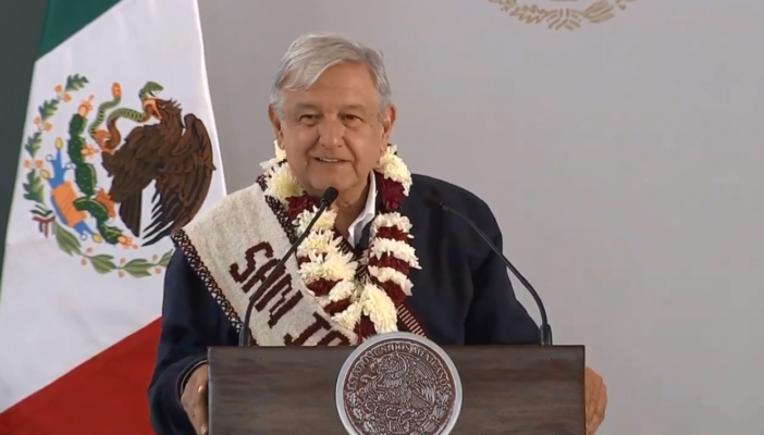 AMLO 'convoca' a médicos jubilados a regresar al sector salud