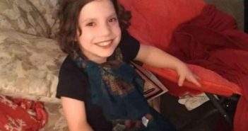 Adoptan a una niña; resulta ser una mujer con enanismo