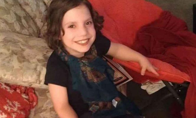 Adoptan a una niña; resulta ser una mujer con enanismo