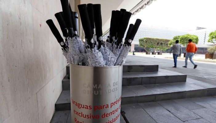 Cámara de Diputados gasta 264 mil pesos en paraguas