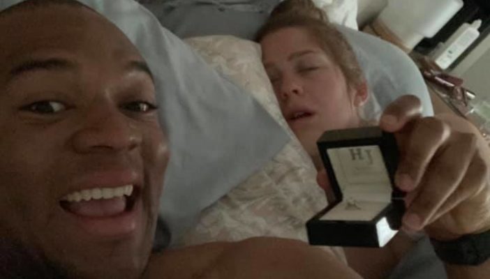 Le pide matrimonio a su novia decenas de veces sin que ella se de cuenta