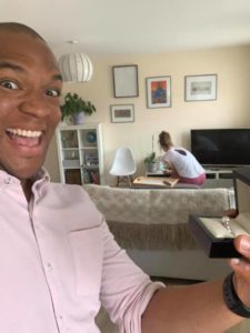 Le pide matrimonio a su novia decenas de veces sin que ella se de cuenta