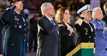 AMLO iza bandera a media asta en memoria de víctimas de sismos