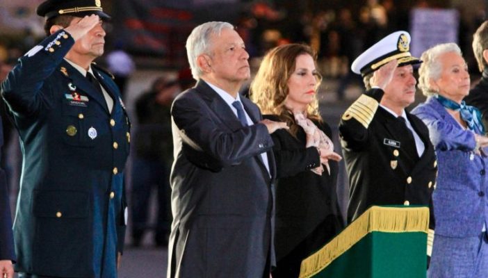 AMLO iza bandera a media asta en memoria de víctimas de sismos