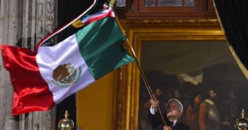López Obrador da el grito ante 80 mil personas en el Zócalo