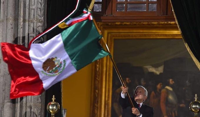 López Obrador da el grito ante 80 mil personas en el Zócalo