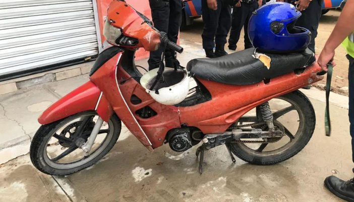 Derrapa en motocicleta robado, es detenido, pero no lo denuncian