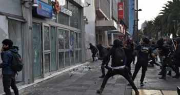 Encapuchados vandalizan edificios en marcha por Ayotzinapa