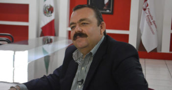 Pretende Édgar Veytia retener su notaría en Mezcales