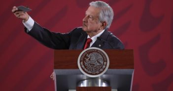 Muestra AMLO cámara que lo espiaba en Palacio Nacional