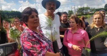 Llama Mireles 'nalguita' a una mujer, luego pide disculpas