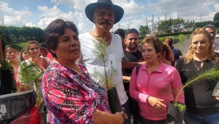Llama Mireles 'nalguita' a una mujer, luego pide disculpas