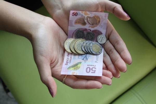 Admite AMLO rezago del salario mínimo en México y analiza aumento