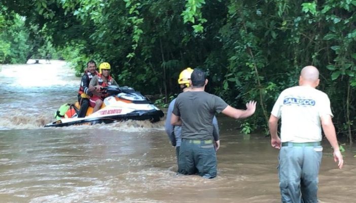 Reportan primeros daños por huracán ''Lorena'' en Jalisco