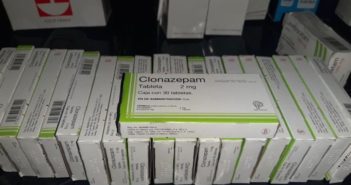 Cae motociclista con 100 cajas de medicamentos controlados