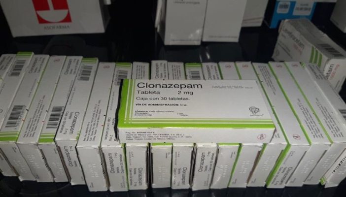 Cae motociclista con 100 cajas de medicamentos controlados