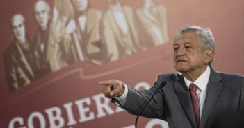 Critica AMLO funcionarios amparados para seguir con sueldos enormes