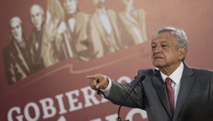Critica AMLO funcionarios amparados para seguir con sueldos enormes