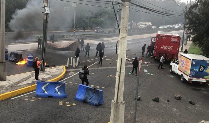 Piñera anula alza a electricidad y aumentará pensiones