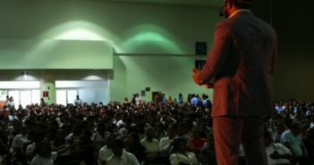 Imparte conferencia creador de Vizcaya en Puerto Vallarta