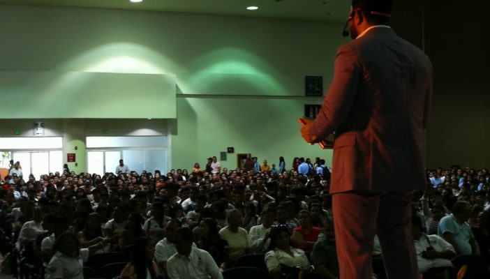 Imparte conferencia creador de Vizcaya en Puerto Vallarta