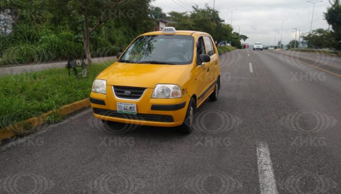Discute con su novio por teléfono y se lanza de un taxi en movimiento