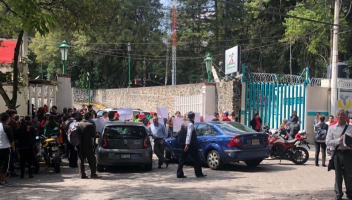 Atletas se manifiestan frente a la Conade por falta de pago