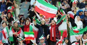 Por primera vez en la historia, Irán permite a mujeres ir a un partido de futbol